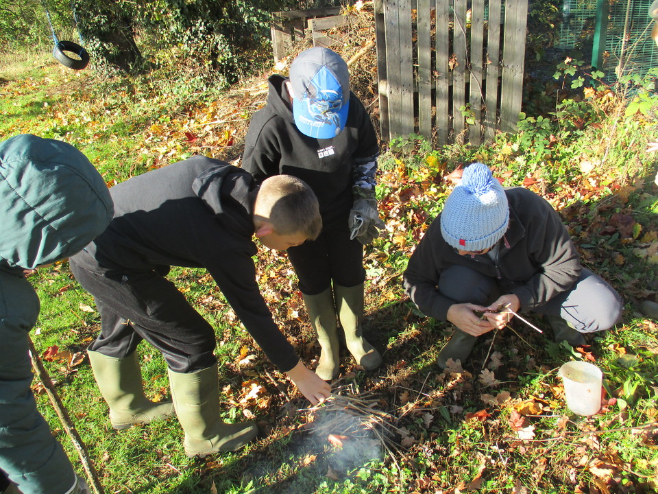 AcademyBarnes's tweet photo. Our Rashford class enjoyed their time at Forest School. They've been learning about The Gunpowder Plot and made delicious marshmallow smores on a bonfire to complete their learning! #RBA22 #ThisisAP #Achieve #TDETtransformation https://t.co/n1PDCwFhz3