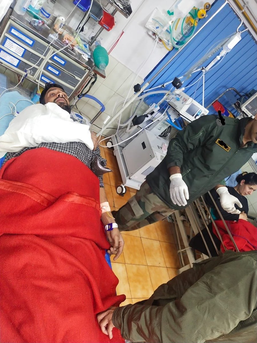 ChinarcorpsIA's tweet photo. #Chinarwarriors to the rescue.

A bus carrying several passengers overturned at Panthrathen, #Srinagar. Chinar warriors responded in time &amp; rescued all the passengers. The vehicle was recovered &amp; injured were shifted to 92 BH, BB Cantt for medical aid.

@adgpi
@NorthernComd_IA https://t.co/g5xlc8p6Os