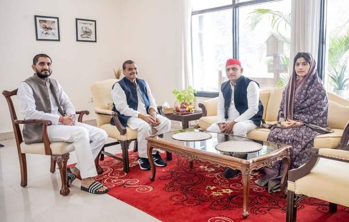 MeNandiniSingh's tweet photo. Mainpuri By Election 2022: मैनपुरी पर शिवपाल सिंह यादव और अखिलेश यादव के बीच हो गई सुलह ।

#MainpuriByElection https://t.co/WR3upyurLv