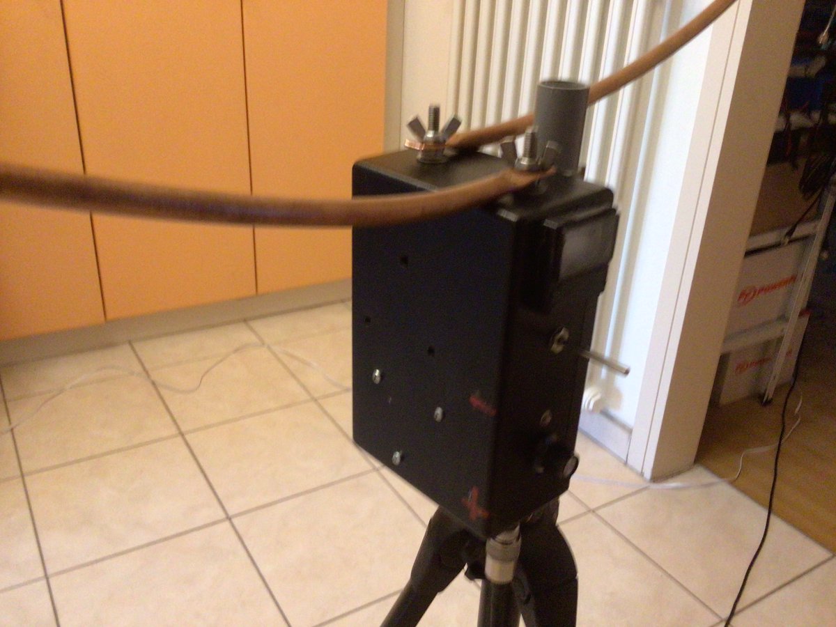 Hb9odiR's tweet photo. Primi tentativi indoor. #magneticloop con accoppiamento capacitivo.
#SunSdr 2w
Vantaggio dell‘accoppiamento capacitivo? Puoi cambiare la loop in un attimo, a dipendenza delle necessità.
#hamradio #antenna https://t.co/lWHFgZVQna