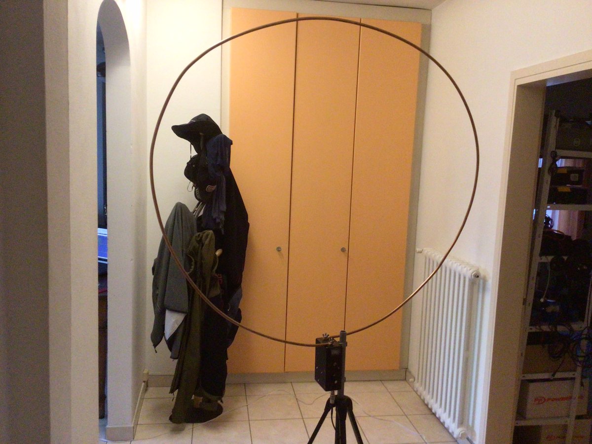 Hb9odiR's tweet photo. Primi tentativi indoor. #magneticloop con accoppiamento capacitivo.
#SunSdr 2w
Vantaggio dell‘accoppiamento capacitivo? Puoi cambiare la loop in un attimo, a dipendenza delle necessità.
#hamradio #antenna https://t.co/lWHFgZVQna