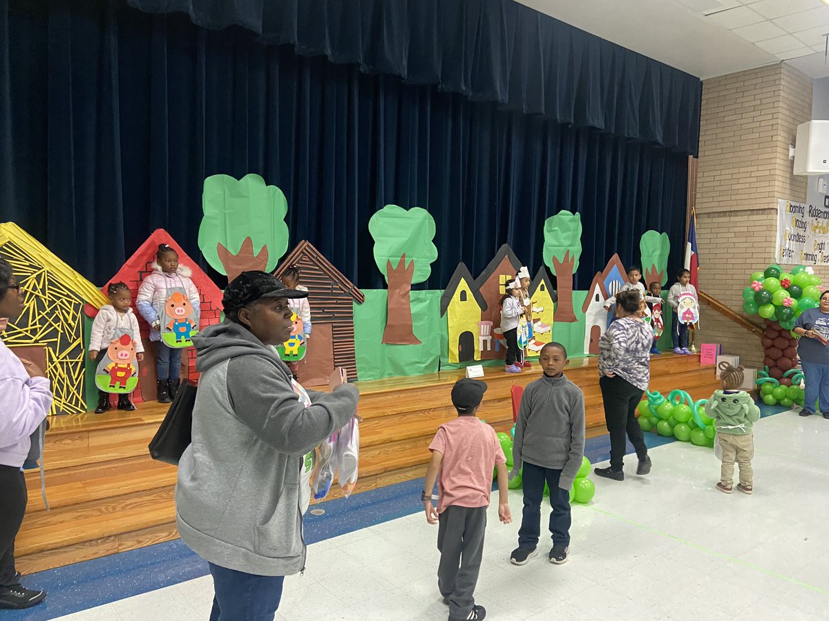 RidgemontELC's tweet photo. Our teachers are amazing! So much preparation for our little peopleβs Literacy Night #explorediscovergrow https://t.co/nwlTln4Y5u