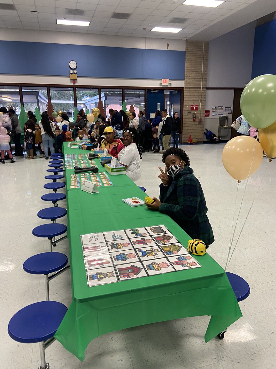 RidgemontELC's tweet photo. Our teachers are amazing! So much preparation for our little peopleβs Literacy Night #explorediscovergrow https://t.co/nwlTln4Y5u