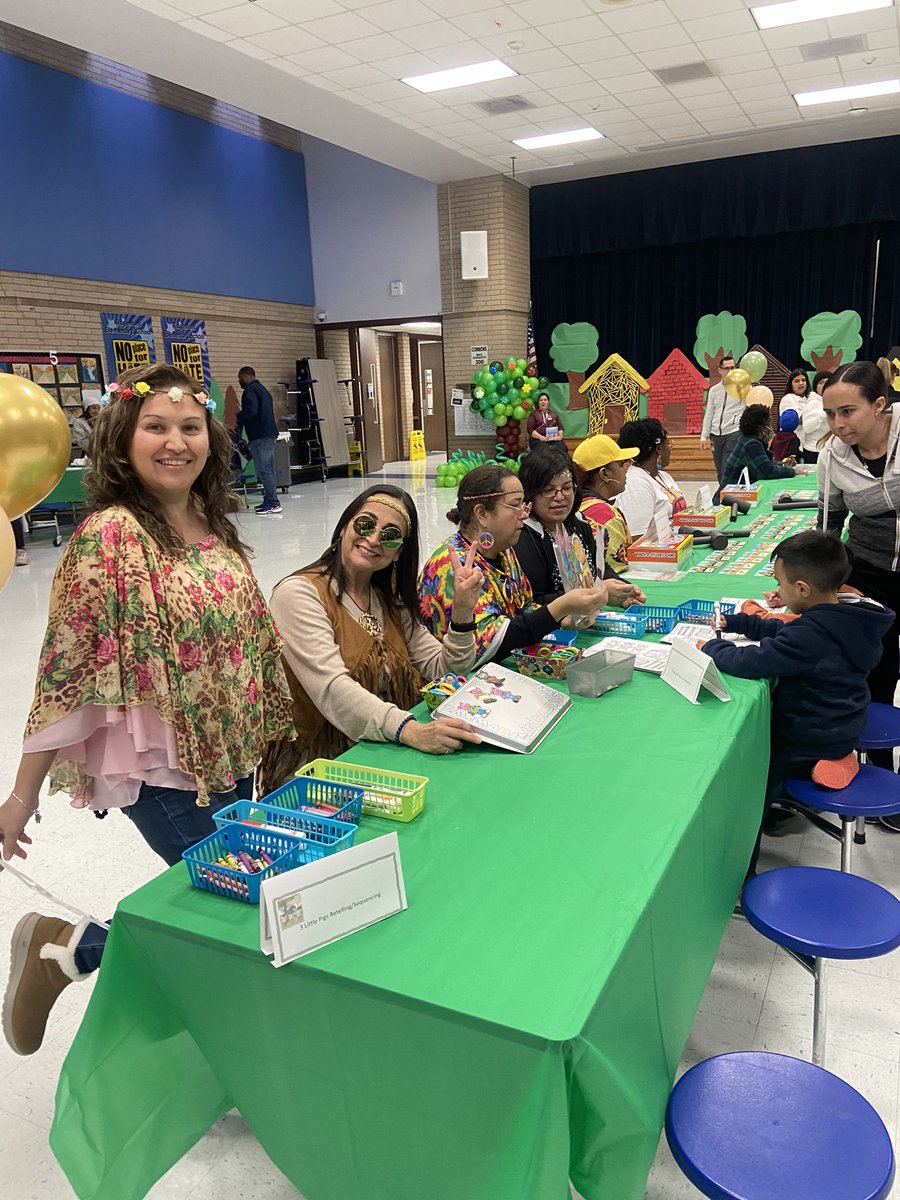 RidgemontELC's tweet photo. Our teachers are amazing! So much preparation for our little peopleβs Literacy Night #explorediscovergrow https://t.co/nwlTln4Y5u