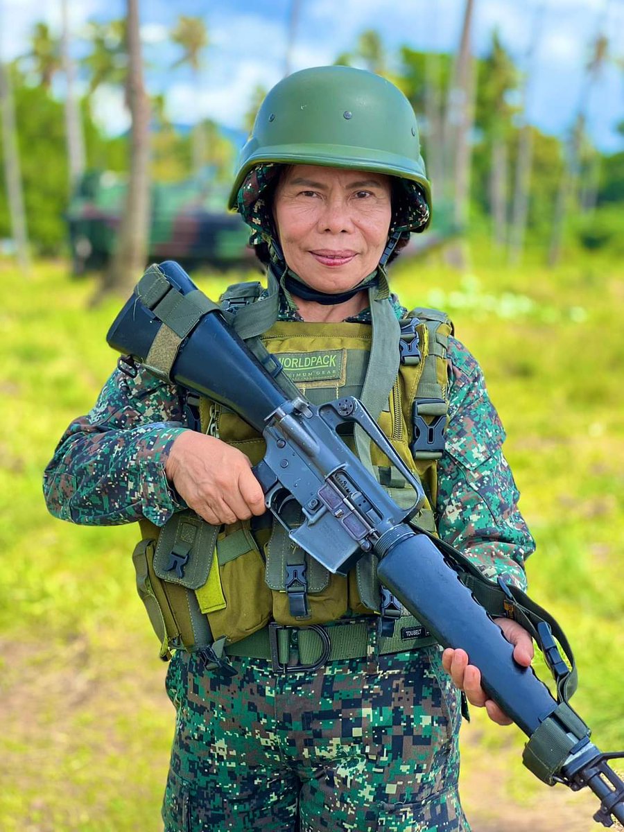 Philippine_Navy's tweet photo. IN THE NEWS | 63yo social worker finds "greater purpose" as a PH Marine #reservist, participates in @TeamAFP's #AJEXDAGITPA 2022 in #BrookesPoint

👉: https://t.co/5rt5KYBm2T
📝/📸: @News5PH

#ProtectingtheSeasSecuringOurFuture 
#ModernandMultiCapablePHNavy
#AFPyoucanTRUST https://t.co/0Vjy6gW7nx