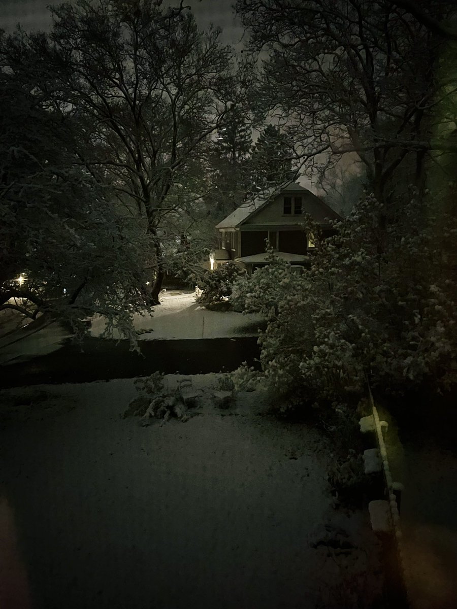 MacKidErie's tweet photo. @NWSCLE It’s starting to look like a winter wonderland in Erie.❄️ https://t.co/O0Y03P4TuO