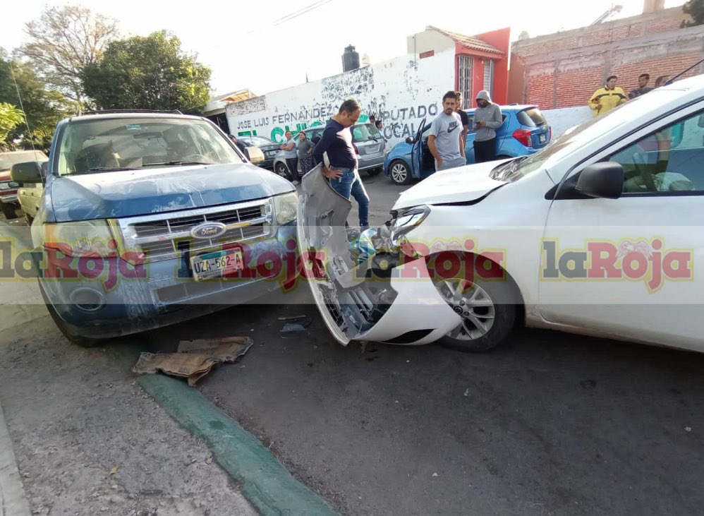 laroja_mx's tweet photo. #LaRoja #SoledadGs El conductor de una motocicleta resultó lesionado, luego de que un automóvil se impactara en contra de una camioneta estacionada, el hecho ocurrió durante la tarde de este miércoles, en las calles Pavo Real y Cigüeñas de la colonia Hogares Populares Pavón. https://t.co/TU7f7m2LSH