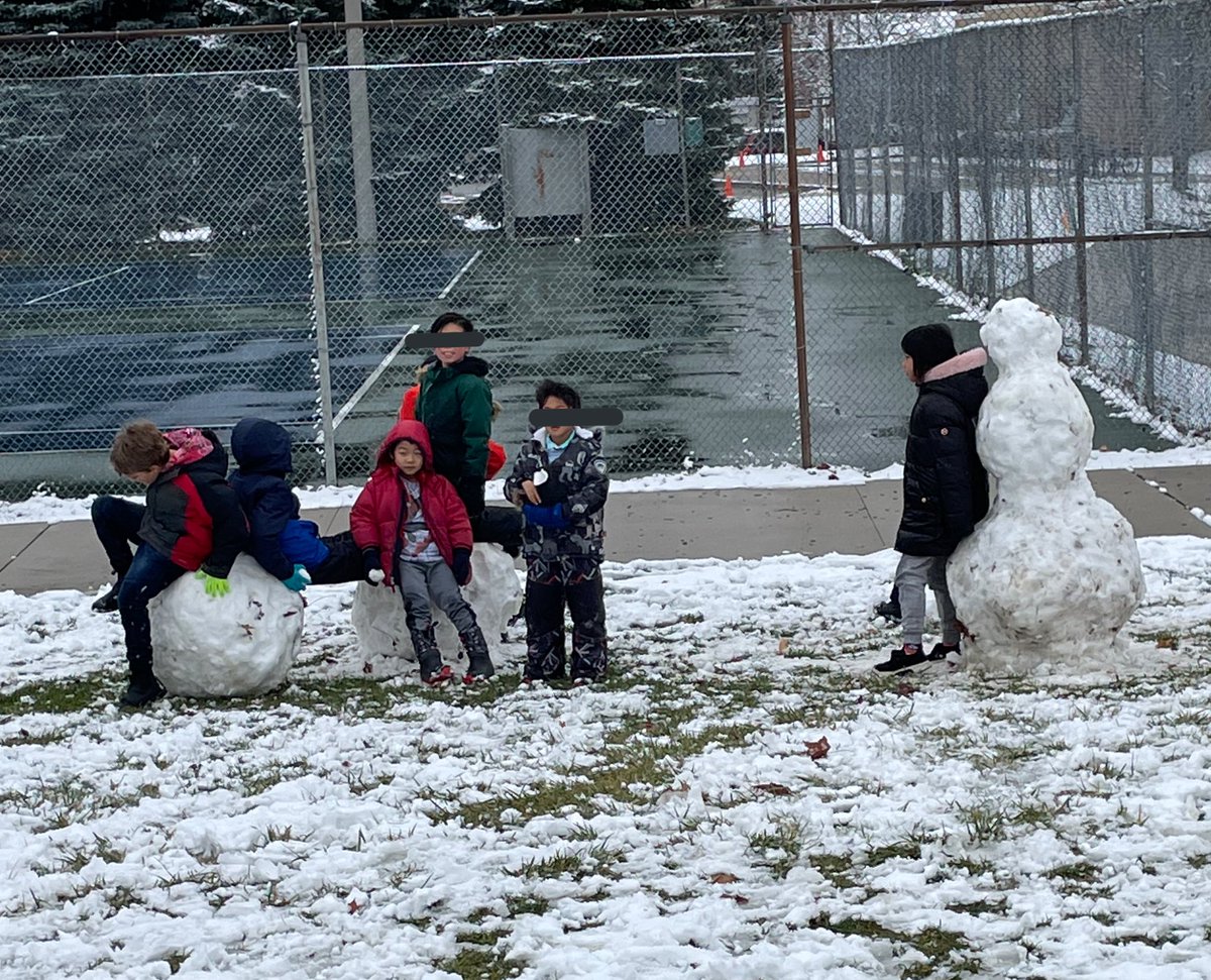 henderson_ave's tweet photo. First day of snow and the snowmen popped up  everywhere!! #winter @YRDSB @YRDSBGetOut https://t.co/LKYF9fYjcC