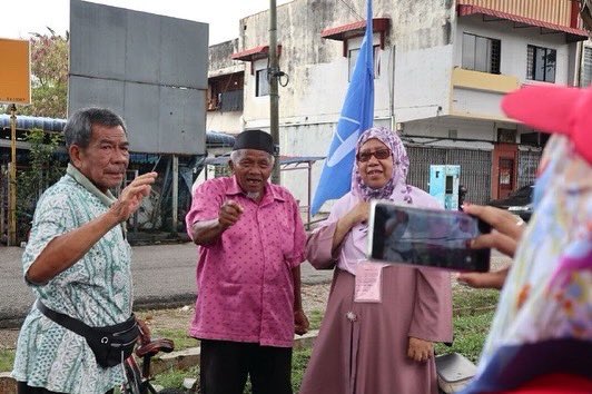 RusnahAluaiP136's tweet photo. Semalam saya menyantuni penduduk-penduduk di Kampung Sungai Badau dan juga Kampung Padang Siapong. 

Syukur, ramai yang mahukan perubahan dalam keadaan ekonomi yang semakin mencabar ini. 

#rusnahaluai #tanggabatu #tanggabatusejahtera #p136 #pakatanharapan #KitaBoleh https://t.co/O7y3XUvo7m