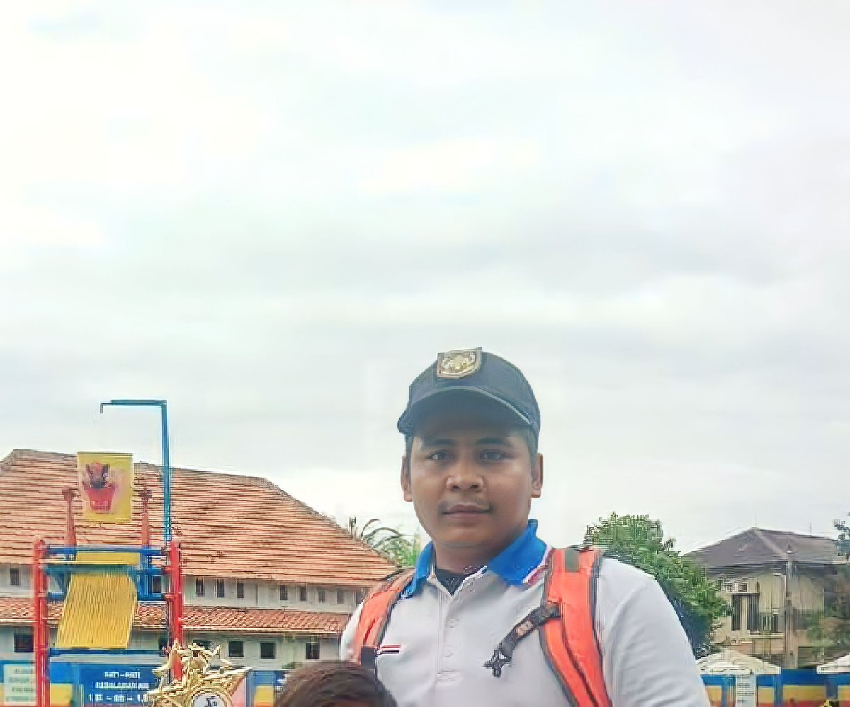Teman-teman Twitter, boleh minta tolong untuk bantu sebarkan. Orang ini namanya ANGGA DEWANTARA, dia buronan dan DPO kepolisian Bekasi atas kasus pelecehan seksual di Sekolah Dasar di Jatiasih Bekasi. Saat ini tersangka kabur, keberadaannya belum diketahui.