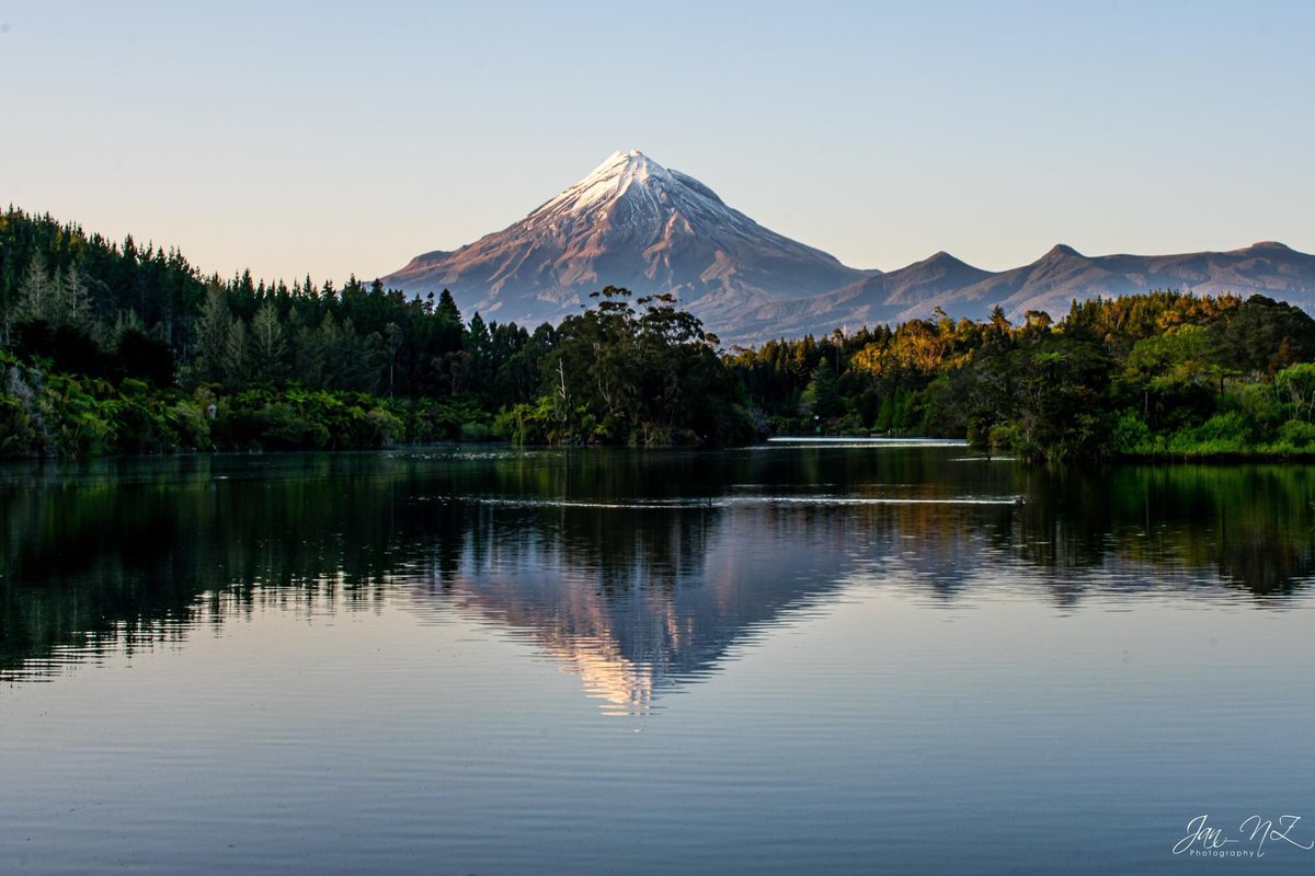 Jan_NewZealand's tweet photo. When the weather gods are kind. Mt Taranaki at dawn reflected in Lake Mangamahoe 
#mttaranaki #taranaki #realrawnz #nikonnz #newzealand #sunrise #reflections #backyourbackyard #kiwipics #NZmustDo #nikond3400 https://t.co/vsyJDFXdXD