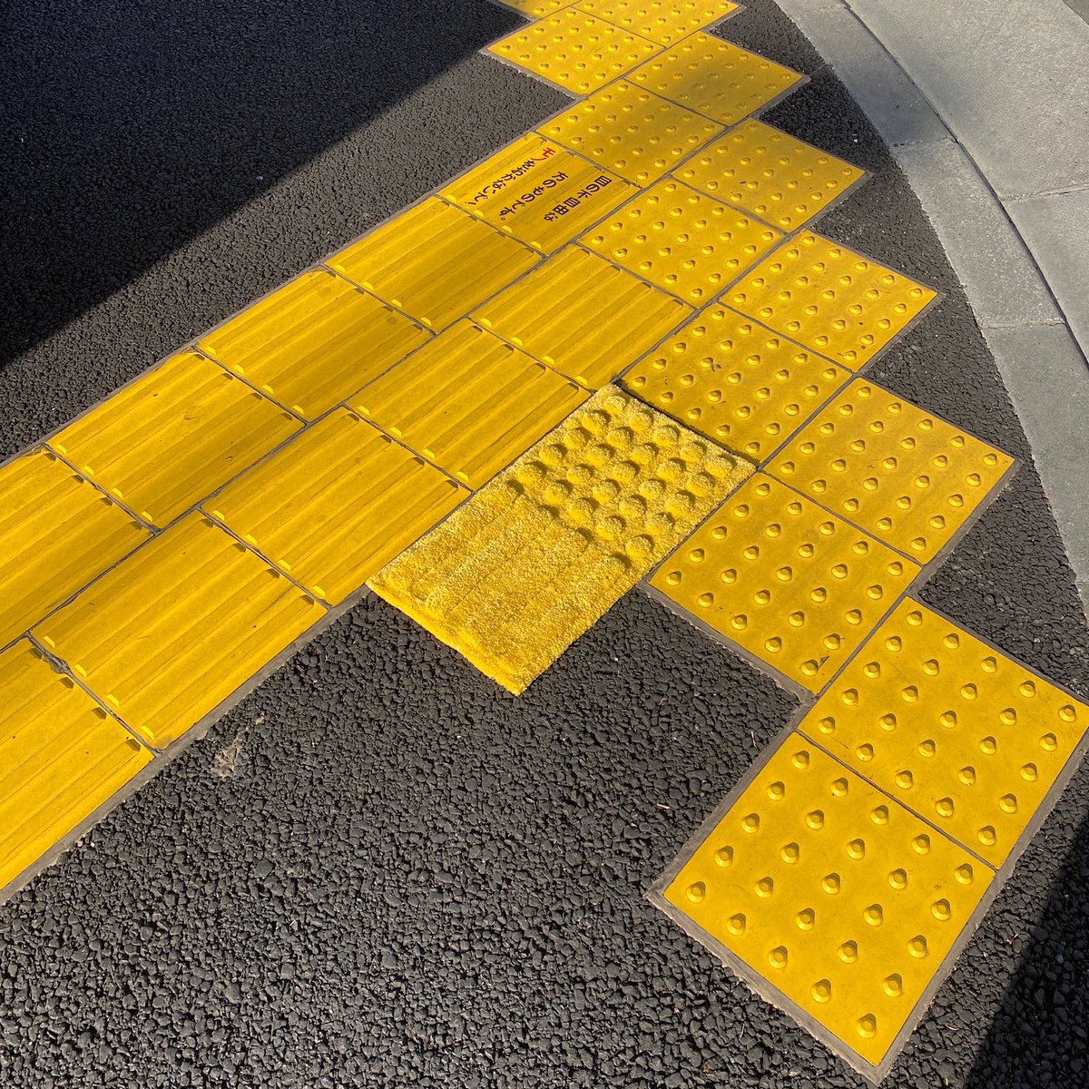 keke_rug's tweet photo. 点字ブロックをモチーフにした
KEKEオリジナルラグ🟡
W60×H30cm https://t.co/DPPxYYluxS