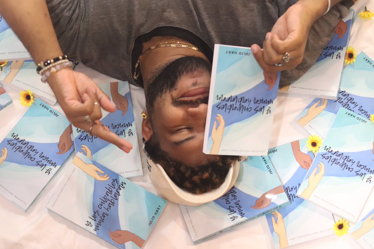 JuliosHart's tweet photo. Feliz de contar ya con 2ª Edición de mi libro, feliz de que ya son tres meses de mis Culpables por el mundo, feliz de que exista Merchandise! 🌻💙 #YLosCulpablesNuncaHablaran #TeamHart Regalen letras estas fiestas💙 dm o click en el enlace 🌻🌻🌻 https://t.co/7Tgbcx8lGy