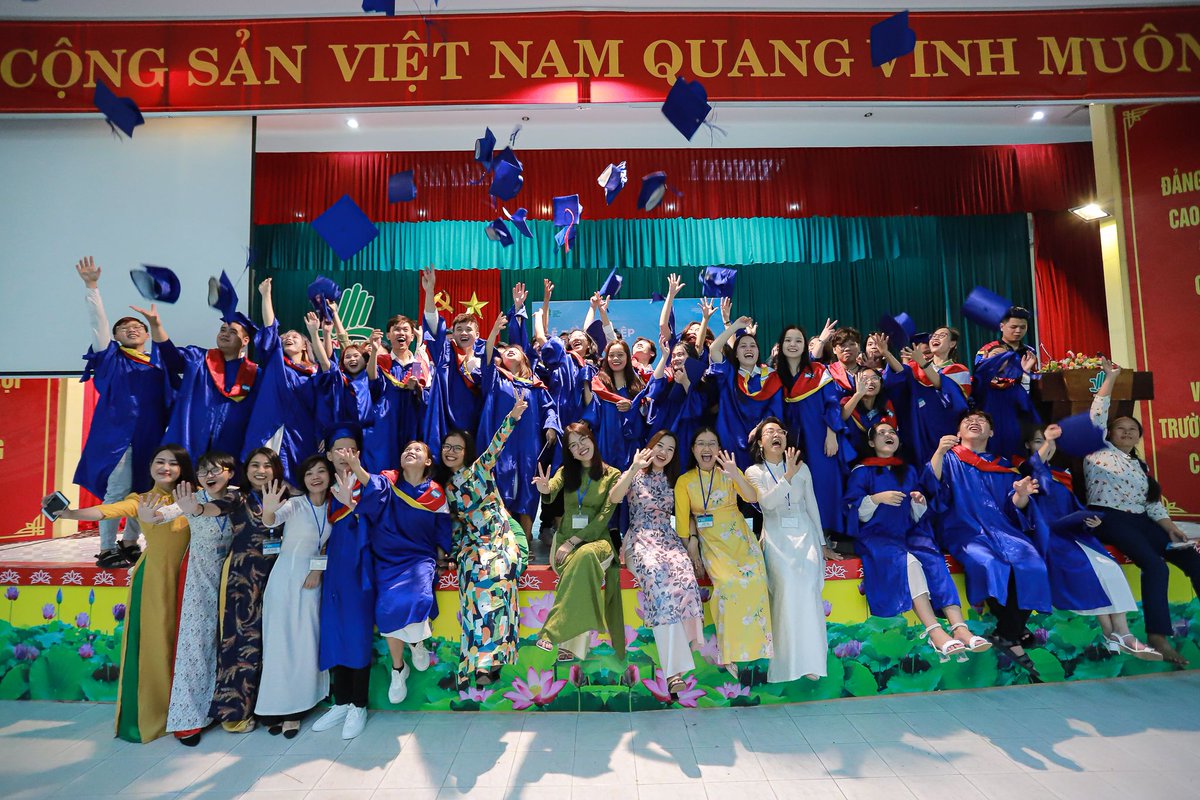 Time for CELEBRATION🥳🎓After 3 years of #training, in #Vietnam, 43 students just graduated, and 80% of them already found a secured job ! #digital #education #endpoverty #tech #technology #passerellesnumeriques