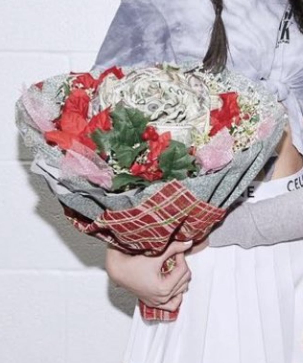 lalisamgger's tweet photo. The money flower 😭😭😭👌🏽 https://t.co/ZRuM3f7SS7