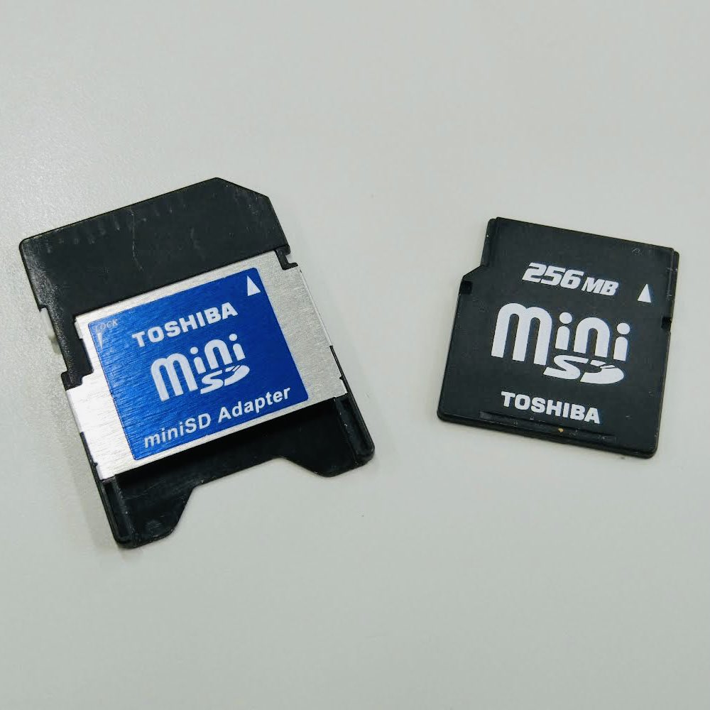 okyuokyu's tweet image. 職場の机
整理してたら
こんなん出てきた
(´ω`)

＃miniSD