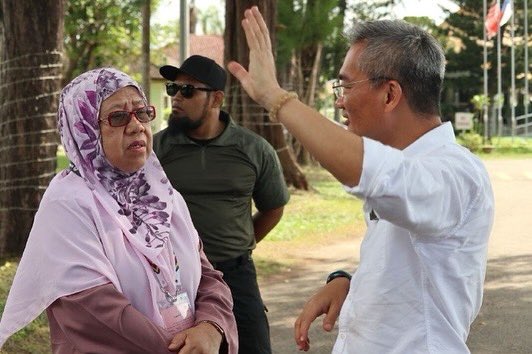 RusnahAluaiP136's tweet photo. Selepas itu, sempat juga saya ke Sidang Media bersama YB @khoopoaytiong di Kampung Hailam. Banyak perkara juga sempat kami borakkan cabaran politik di dalam kawasan masing masing. Tapi semangat kami tetap utuh berdiri untuk Harapan 🇲🇾 
Kita boleh! 

#tanggabatu #p136 #kitaboleh https://t.co/5ttJ8rHFyO