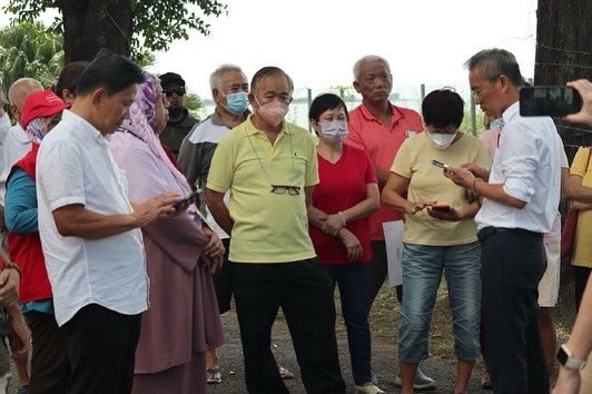 RusnahAluaiP136's tweet photo. Selepas itu, sempat juga saya ke Sidang Media bersama YB @khoopoaytiong di Kampung Hailam. Banyak perkara juga sempat kami borakkan cabaran politik di dalam kawasan masing masing. Tapi semangat kami tetap utuh berdiri untuk Harapan 🇲🇾 
Kita boleh! 

#tanggabatu #p136 #kitaboleh https://t.co/5ttJ8rHFyO