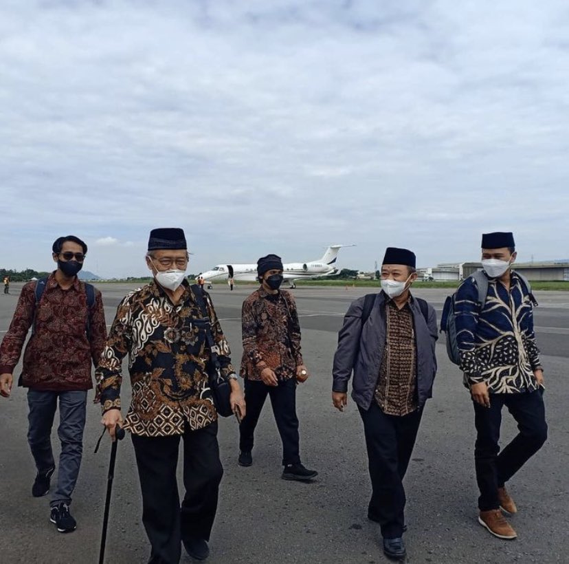 Aktivitas <a href="/BuyaSyafii/">Jaringan Buya Syafii (JBS)</a> diakhir-akhir masa hidupnya diabadikan oleh mas Sukidi di <a href="/hariankompas/">Harian Kompas</a>, Buya ditemani Prof <a href="/Abe_Mukti/">Abdul Mu'ti</a> saat kunjungan ke Bandung untuk peletakan batu pertama Masjid dan RS <a href="/muhammadiyah/">Muhammadiyah</a> Bandung Selatan.