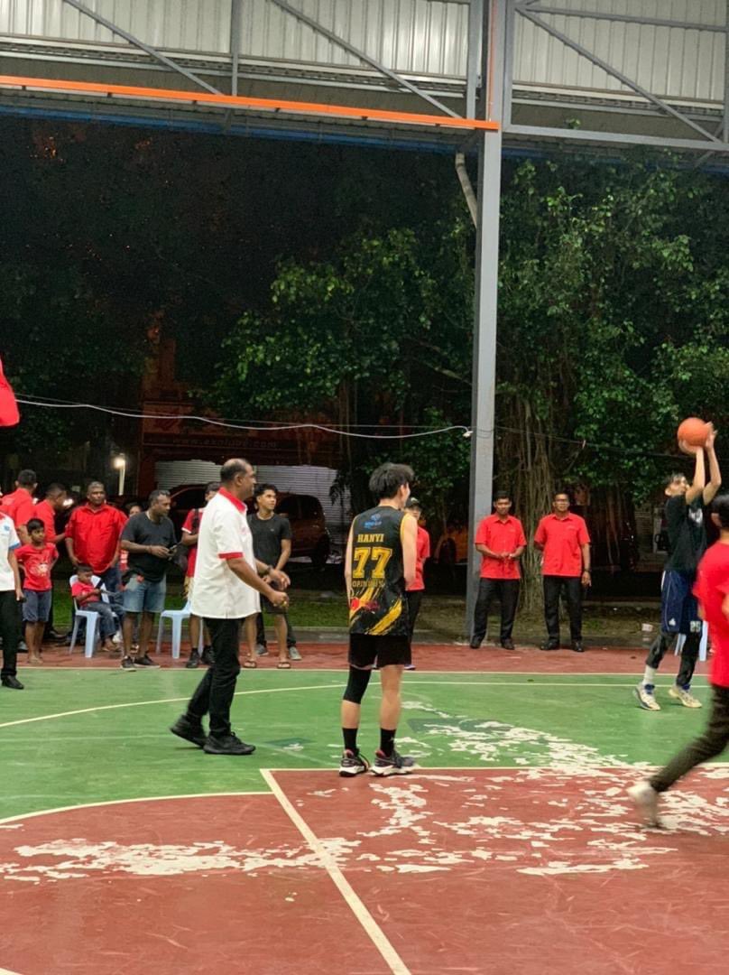 datoramanan's tweet photo. 16hb November 2022 | Rabu
Saya sempat singgah di Gelanggang Bola Keranjang BRP 7 untuk menyaksikan dan juga beraksi sedikit bersama anak mudaΒ² Bukit Rahman Putra #SungaiBuloh47000
#Calon6 #Harapan #SungaiBuloh #P107 #SungaiBuloh #SungaiBuloh
#AnwarPM10 #UndiHarapan https://t.co/rwNu4egUwN
