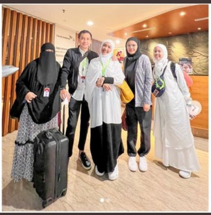Asli_nggunung's tweet photo. Potret kebahagiaan dan keharmonisan pasangan 
Ayu Dewi dan Regi Datau,
tengah menjalankan ibadah umrah di Tanah Suci
Alhamdulillah ... semoga mabrur 
Aamiin 🙏 https://t.co/v93D0DfoYZ
