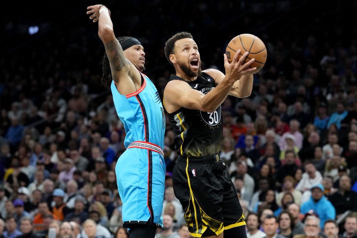 BleacherReport's tweet photo. Steph at halftime 

31 PTS
10-13 FG
4-5 3 PT

Special. https://t.co/kHXxuRV7Mg