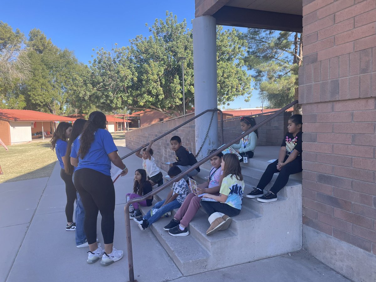 MesquiteAthDept's tweet photo. This time we took @MesquiteSftball to read at @GilbertElTigers as part of @secondandseven.  We had a great time! https://t.co/HnVXeYpCtE
