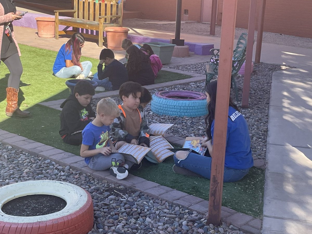 This time we took @MesquiteSftball to read at <a href="/GilbertElTigers/">Gilbert El Tigers</a> as part of <a href="/secondandseven/">2nd & 7</a>.  We had a great time!