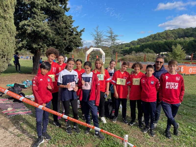 lesbreguieres's tweet photo. Belle journée à la #Valmasque pour nos élèves qualifiés pour le #cross académique! L'aventure continue pour l'équipe des benjamins.
Merci à @CarinePapy pour ses encouragements, et à nos professeurs #EPS toujours présents.
@AcademieNice @Unss_Nice @AlpesMaritimes https://t.co/yQg1LIqaWs