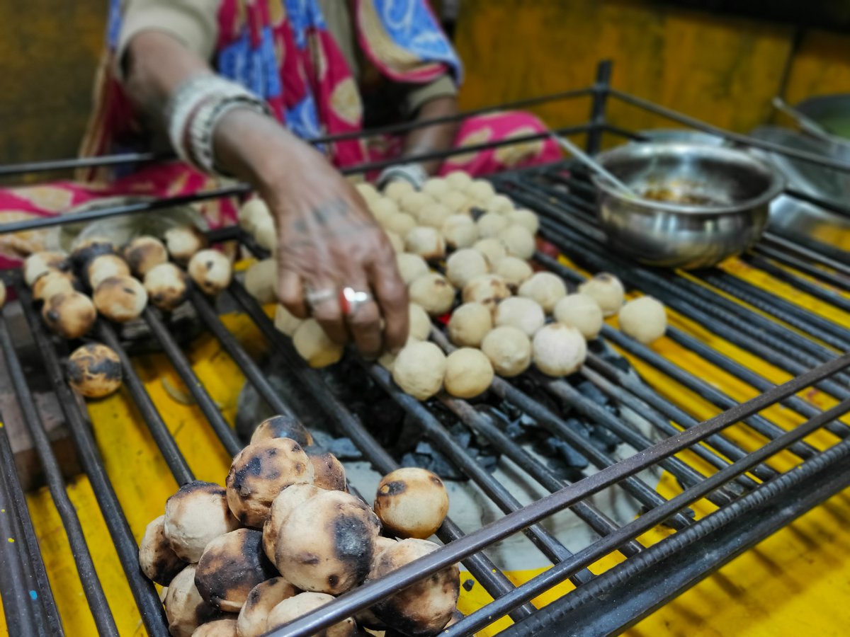 KolCountryroads's tweet photo. লিট্টি খাবা লিট্টি?

গঙ্গার ধারে একটু সময় কাটানো আর সাথে পেটপুজো; আমরা মাঝে মাঝেই গঙ্গার ধার ধরে বেরিয়ে পড়ি; উত্তরে আহিরিটোলা গেলে অনেকরকম খাবার পাওয়া যায়; এই লিট্টির দোকান সেরকমই গঙ্গার পাশেই।

➥এরকম পোস্ট পেতে লাইক/ফলো করুন
#BongCountryroads https://t.co/KPgCEceOUU