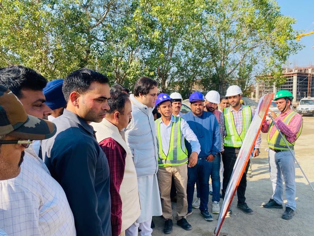 varungandhi80's tweet photo. शिक्षा प्रगति का आधार है। मैंने अपने निर्वाचन क्षेत्र पीलीभीत के लिए कई परियोजनाओं को पारित कराने के लिए कड़ा संघर्ष किया है।

पीलीभीत में निर्माणाधीन मेडिकल कॉलेज की बिल्डिंग का निरिक्षण किया।

सम्बन्धित अधिकारियो को इस प्रोजेक्ट को तय समय सीमा में पूर्ण करने के लिए आग्रह किया। https://t.co/LBDIgjTsoC