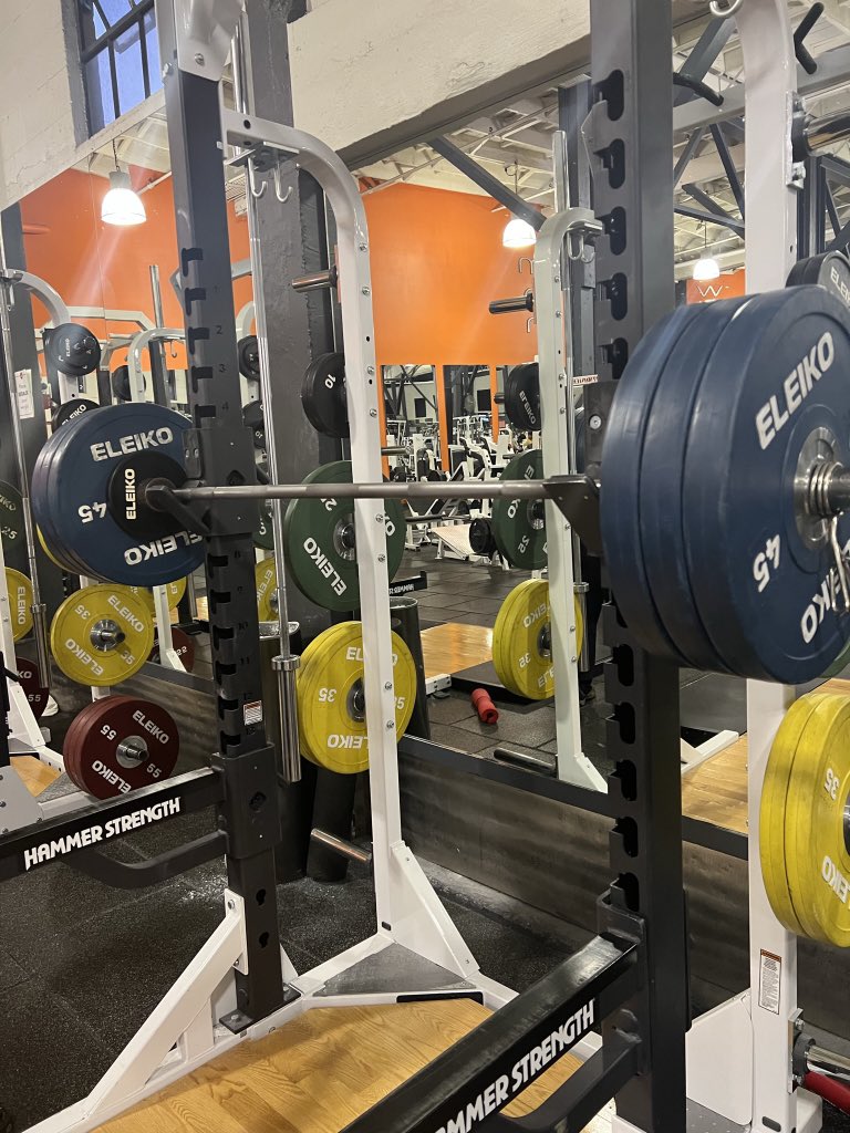 Brian Chesky tweet media