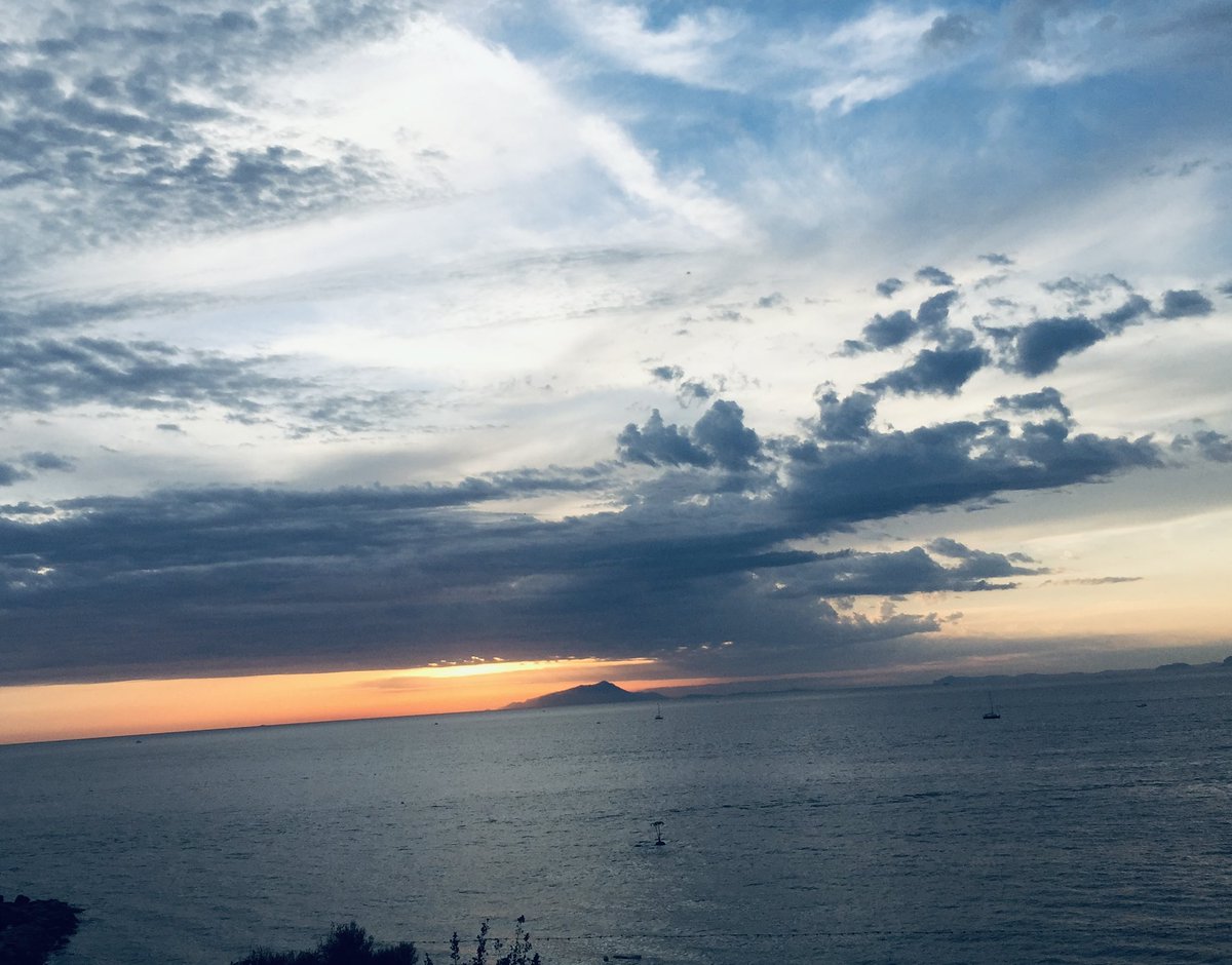 L’alba, il mare, quei colori, il suono delle onde, il profumo di salsedine e finalmente #potevaEssere felice. Ogni giorno della sua vita sarebbe stato bello ed emozionante. Quel quadro della natura era entrato nella sua anima!