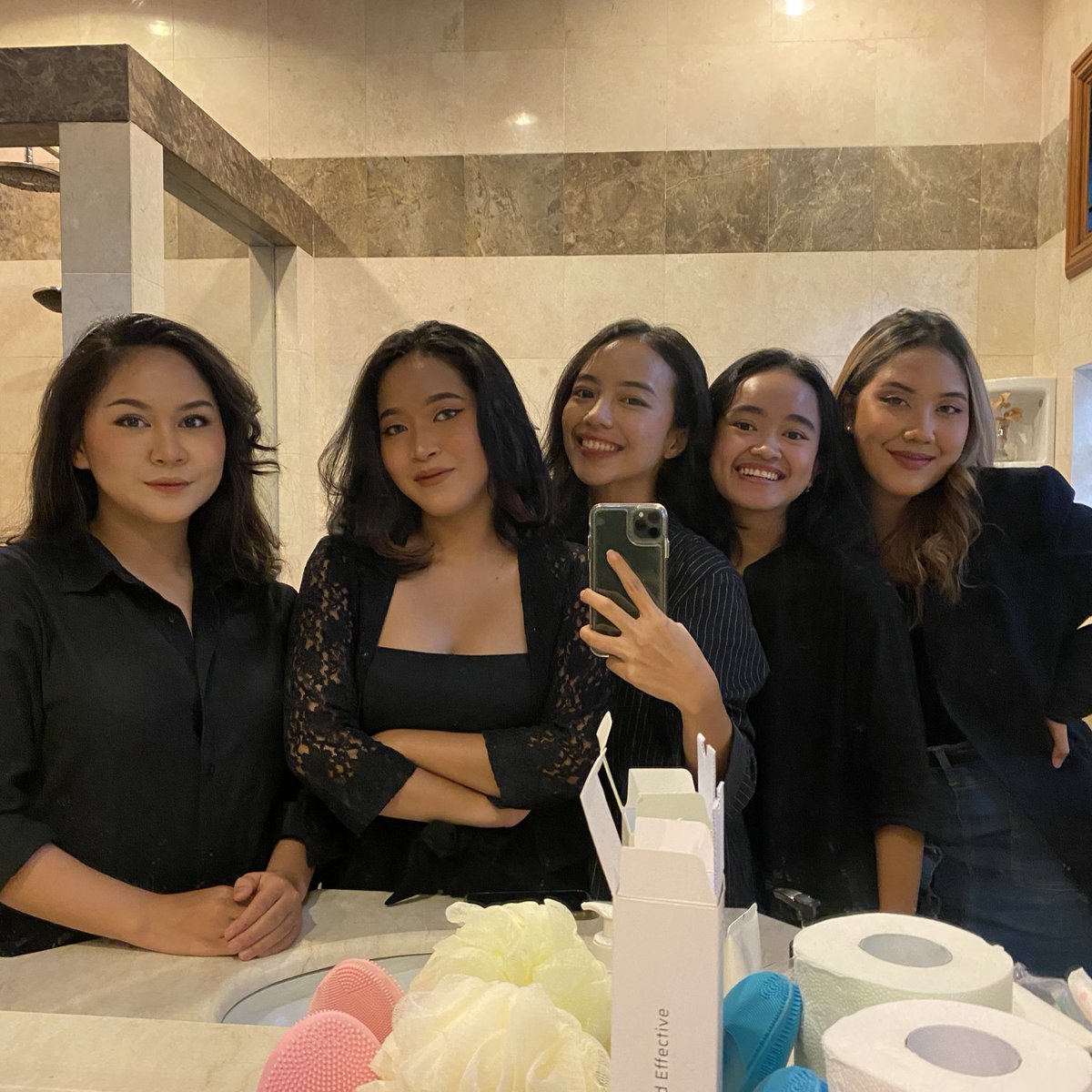la_lalijah's tweet photo. Agenda kerja hari ini, foto id card!🥰

@desyrmdhn @LayyahMaulidia @dinarfildzah @gabysdiary https://t.co/G9tvSKU7CK