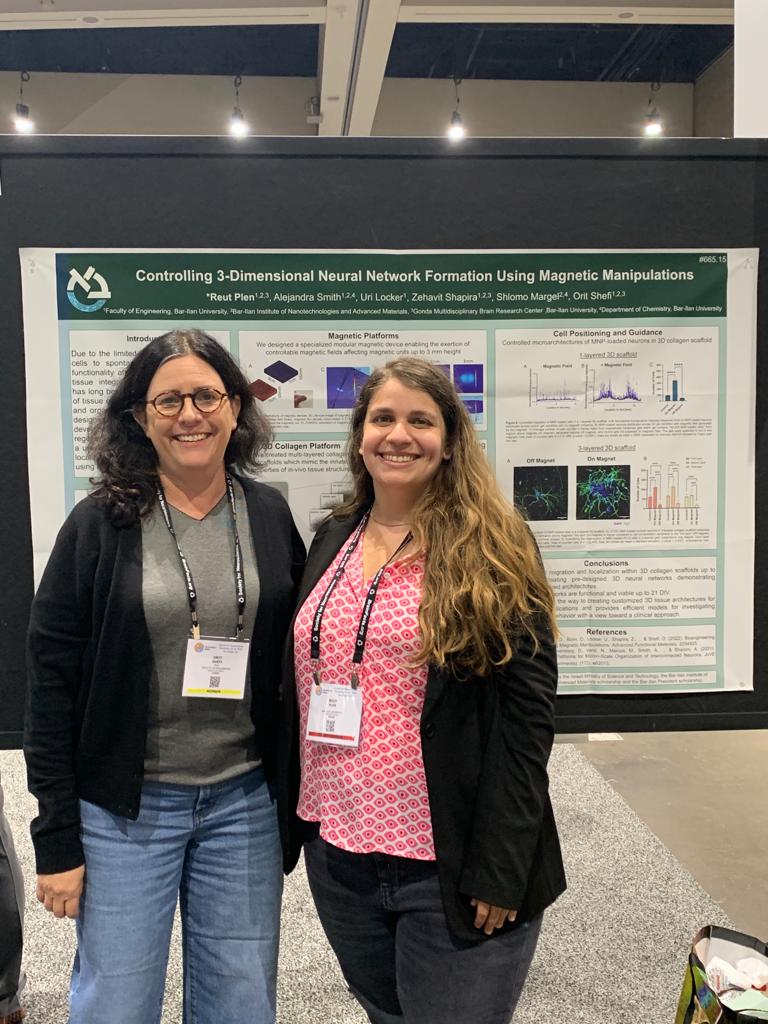 Reut Plen from the lab of @orit_shefi presenting a poster on 'controlling dimensional neural formation using magnetic manipulations' at #SFN2022 #SFN22 @Bar_ilan