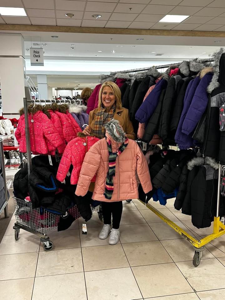 TheMikeEllis's tweet image. Because of generous donors and supporters, @KrisCrockerKXLY #Coats4Kids and @kxly4news gave over 80 coats to the kids at Northeast Youth Center. #Spokane
