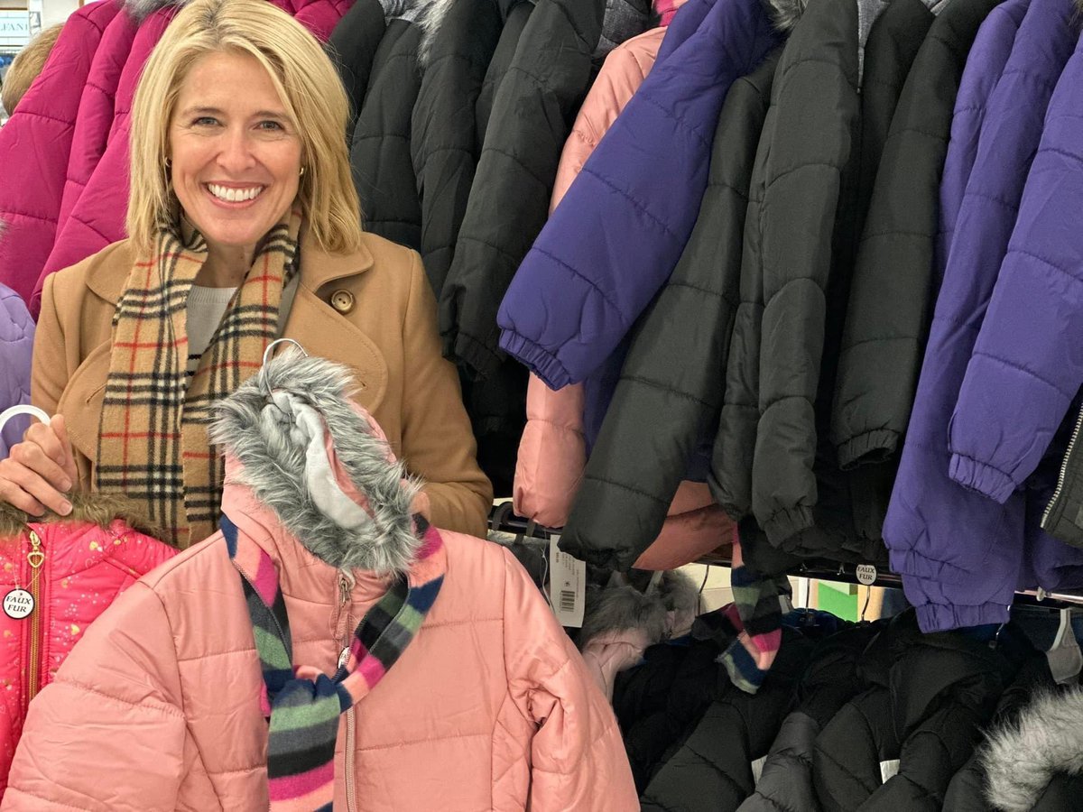 TheMikeEllis's tweet image. Because of generous donors and supporters, @KrisCrockerKXLY #Coats4Kids and @kxly4news gave over 80 coats to the kids at Northeast Youth Center. #Spokane