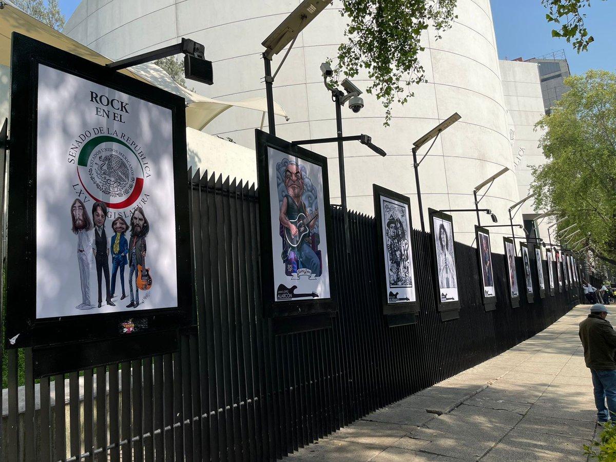 MaguMonero's tweet photo. Hay que ver las obras de los moneros antes de que Monreal se autonombre corcholata de oposición y, en represalia, los morenistas quemen los cuadros que el senador zacatecano colgó en la rejas de su cuartel https://t.co/NXGIs6JPJx