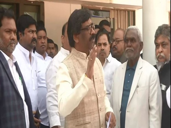 feeds24x7's tweet image. RT @ani_digital: Conspiracy to destabilise my govt, alleges Jharkhand CM Soren prior to appearing before ED in mining case

Read @Story | aninews.in/news/national/…
#HemantSoren #enforcementdirectorate #miningcase