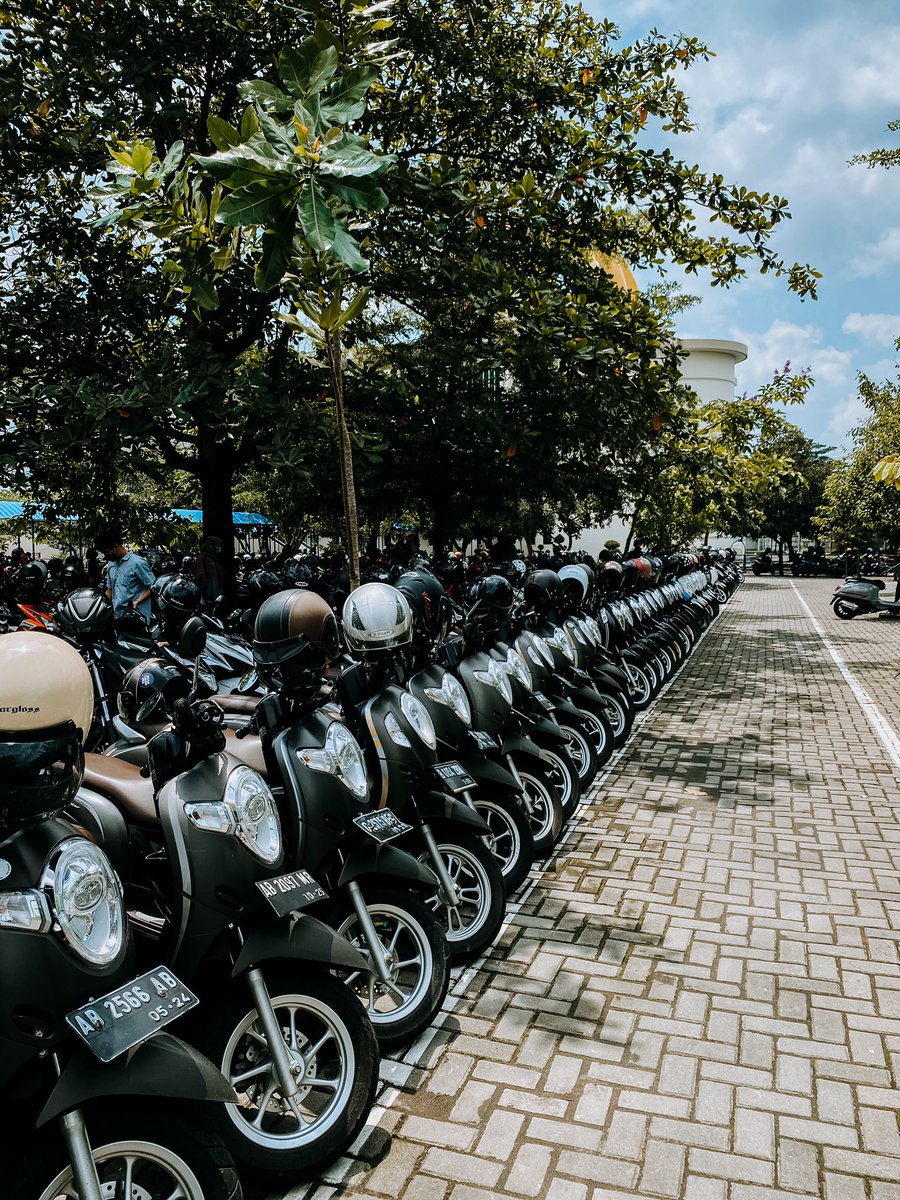 merapi_uncover's tweet photo. Dan terjadi lagi, kisah lama yang terulang kembali. @klik_uad @Honda 

Pegawai: besok belum tau mas apa? Kalau ngga beat ya vario. Tapi beat banyak pasti

Gimana kampusmu gini juga engga? |@sebingkainarasi https://t.co/xG5zKAYJaq