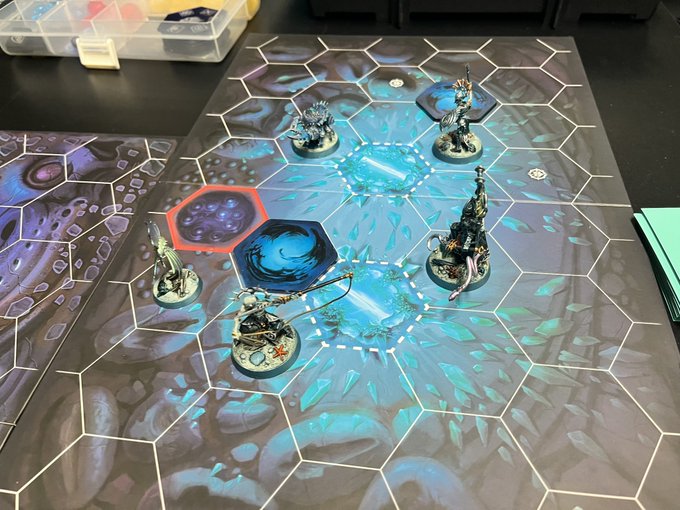 平日昼間からウォーハンマーアンダーワールド。
エラサインの魂奪団でVSヘックスベイン。
1人と魚を残してボロボロにされたものの、栄誉点でなんとか勝利。
ようやくルールは把握してきた感じがする。
#髙田馬場UW部 