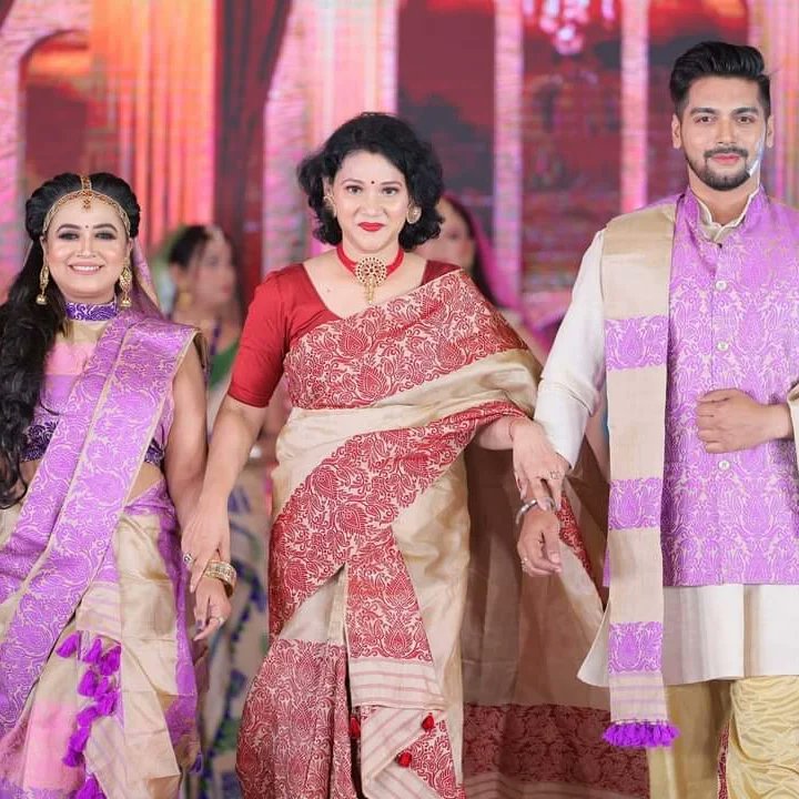 PurabiBora12's tweet photo. Sweet #memories With the most popular assamese actress and actor @ShyamontikaSharma and @DebojitBhattacharyya 
Walked as a showstopper for @purabis_creation in #NEIFW , #Guwahati , #Assam 

#Shyamontika_Sharma #Debojit_Bhattacharya #fashionweek    #purabibora #fashion https://t.co/7kE1RuHPLS