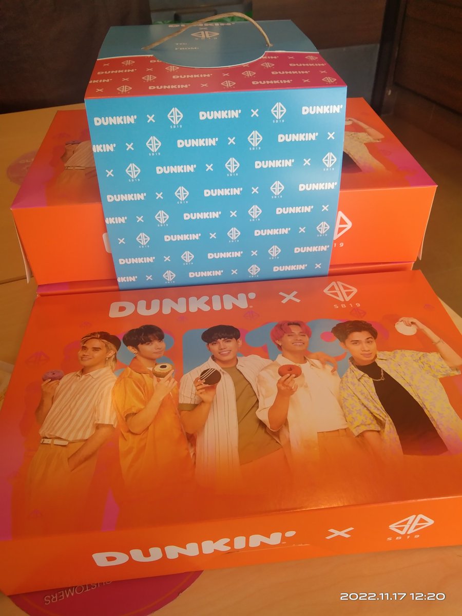 bellacris_16's tweet photo. For the budol ang ferzon. 😅
💠: Miss, may box po kayo ng SB19?

Yung nailagay na nya sa isang box kasi akala wala, tapos bigla palang meron. 🤭 From Classic bundle lang sana to Supreme.. Para sa Mahalima. 🤗🥰

@SB19Official 🇵🇭
@dunkinph 
#SB19 #WYAT https://t.co/IPSjYAMtw7