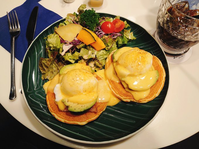 地元ナポリタンNo.1決定戦!45日目「エッグベネディクト」リコッタチーズ入りのハードタイプと厚みのあるふわふわソフトタイプのパンケーキが選べる見た目よりも軽くてパクパク食べられた 