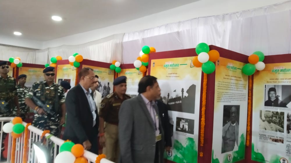 CBCRAIPUR's tweet photo. @CBC_MIB @CBCRAIPUR द्वारा @ggv_smc में @NSSRDBhopal के वालेंटियर्स के सहयोग से त्रिदिवसीय #AzadiKaAmritMahotsav #EkBharatShreshthaBharat विषयक त्रिदिवसीय मल्टीमीडिया चित्र प्रदर्शनी का आयोजन किया गया. https://t.co/WbkhDzPCpW