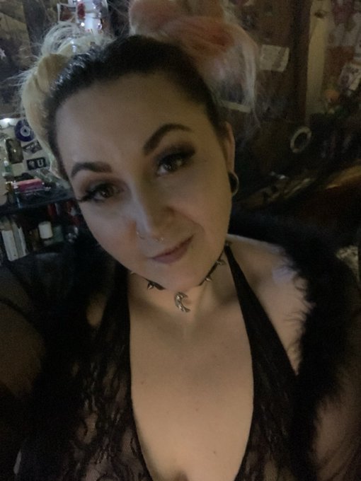 🎆❄️🖤🦇Cheeky Slag🦇🖤❄️🎇 - 1 pic. 🛳️ 8 days until I’m livin’ it up in international waters!! 🛳️ Send tributes at any of my links or with the tip me option, above on my profile, so that I can have the time of my life while you cucks just watch. 🏝️ 🥂 https://t.co/rtIDAVrlbu
