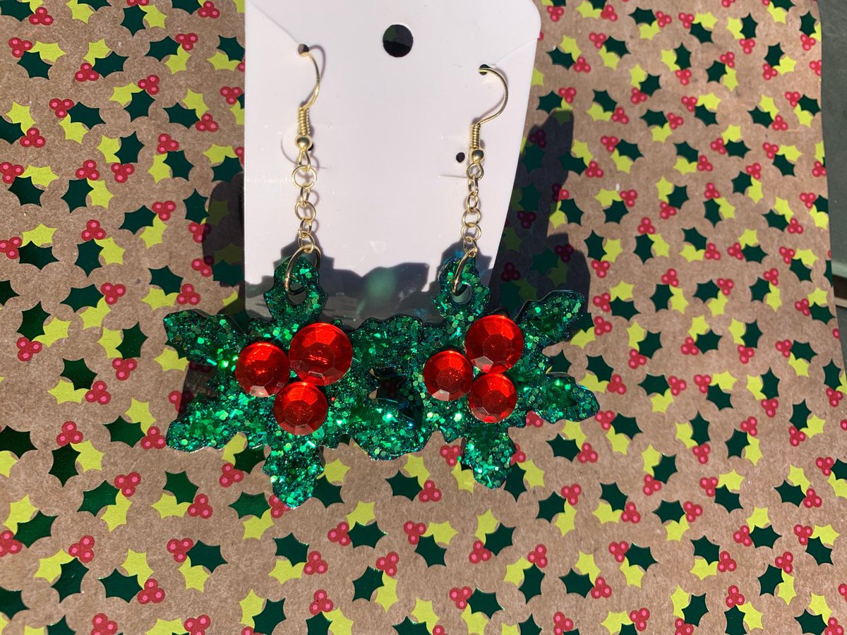 Excited to share the latest addition to my #etsy shop: Christmas holly dangle resin earrings #christmas #glittery #sparkly #kitschy #holidayearrings #hollyleaf #hollyearring #festivejewelry  #green #red etsy.me/3hThjnS