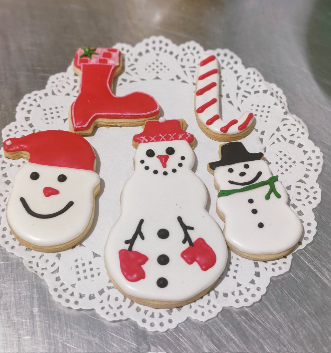 MadisonandPike's tweet photo. Happy faces in our bakery

#ChristmasCookies #christmas2022 #nirvanacourtyard #crosspointmall #gurugramcafe https://t.co/7P91uBD7Uy