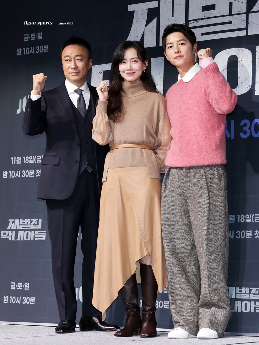 221117 재벌집 막내아들 제작발표회

귀여운 세 사람🫶🏻

📸 bit.ly/3ED27nP

#이성민 #LEESUNGMIN
#송중기 #SONGJOONGKI
#신현빈 #SHINHYUNBEEN
#재벌집막내아들 #RebornRich