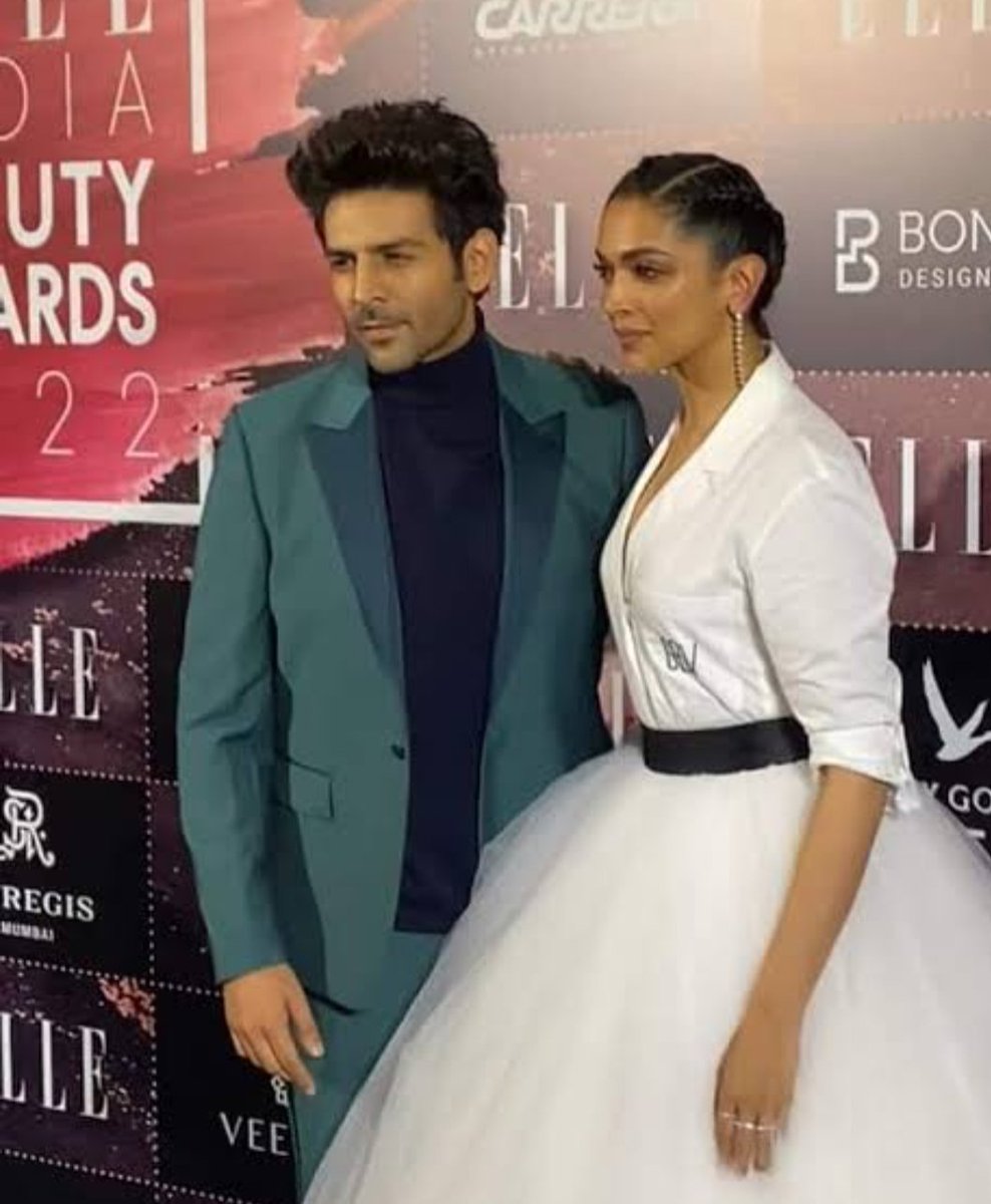Shubarna's tweet photo. Qtn: was the theme for #ElleBeautyAwards2022 
Awkward? https://t.co/38wdQu88F8